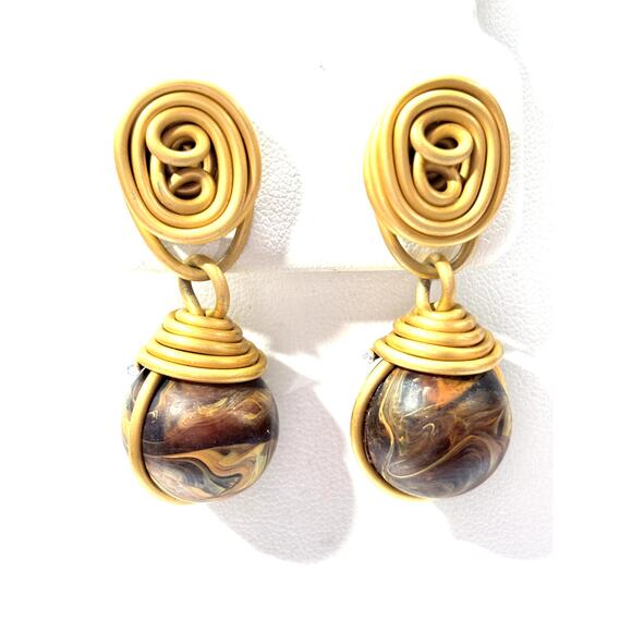 VINTAGE Gold Tone Wooden Wire Globe Dangle Ladies Earrings - Picture 1 of 5